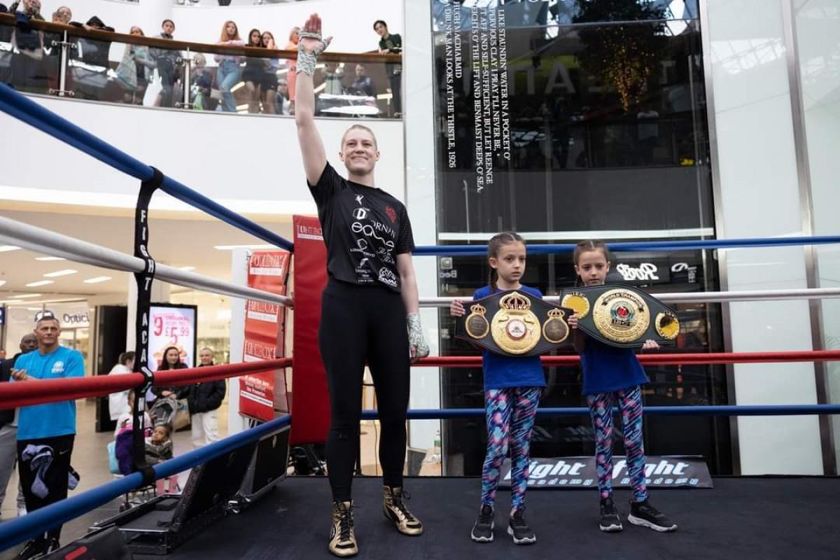 Hannah Rankin faces Alejandra Alaya at the OVO Hydro in Glasgow on Friday night - and warmed up for the bout with an open training session at the St Enoch Centre in Glasgow on Saturday (Photo: @Team_Rankin/Twitter)